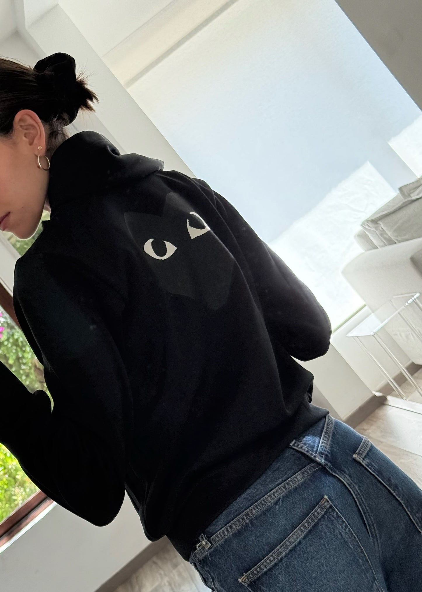 SUDADERA NEGRA CON LOGO