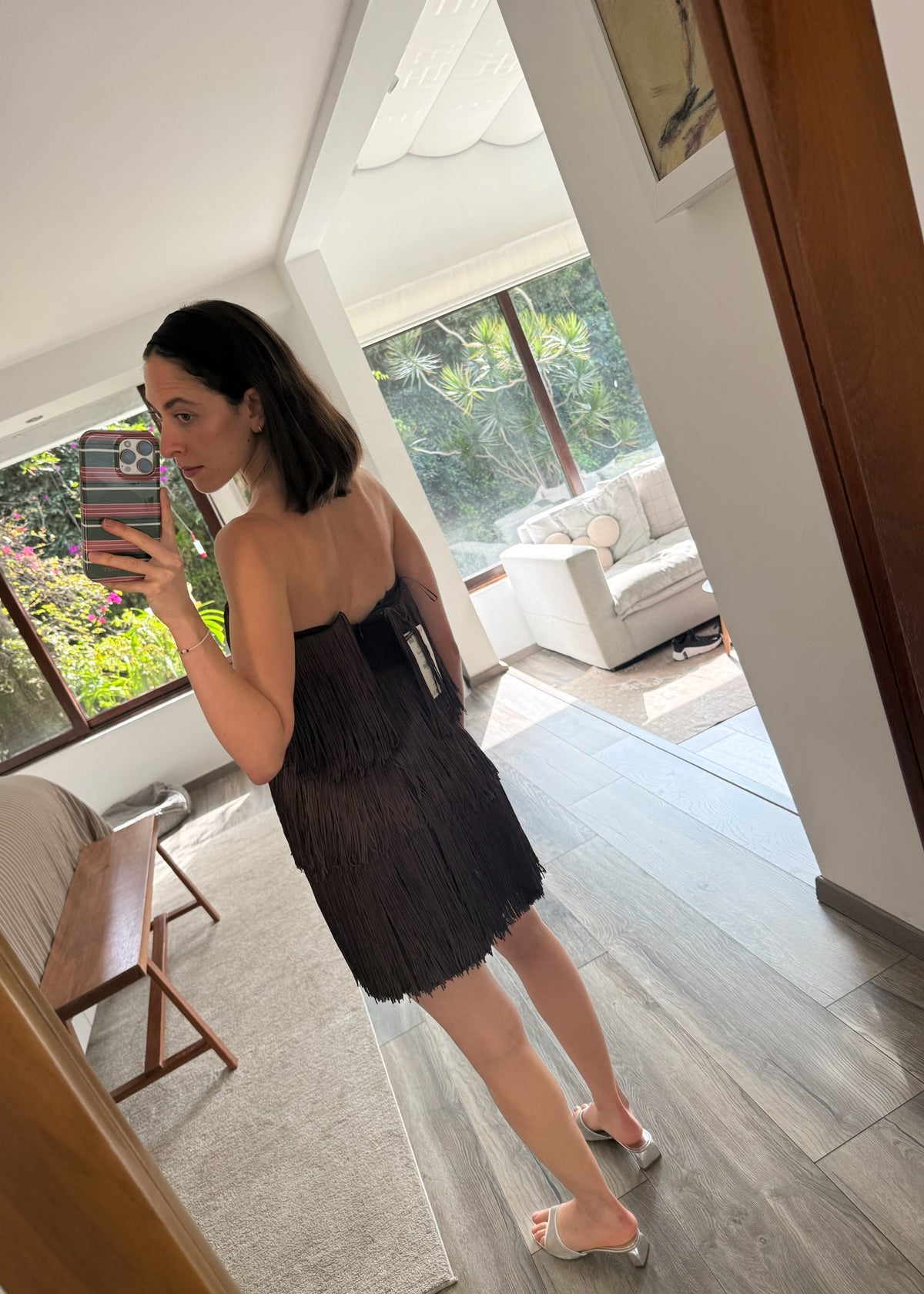 VESTIDO MINI STRAPLESS CON FLECOS