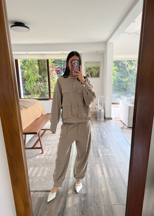 SET DE CHAMARRA Y PANTALÓN BEIGE