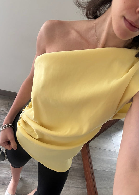 TOP AMARILLO ASIMÉTRICO