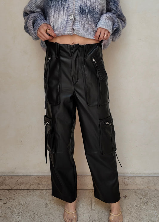 PANTALÓN DE PIEL CON CIERRES