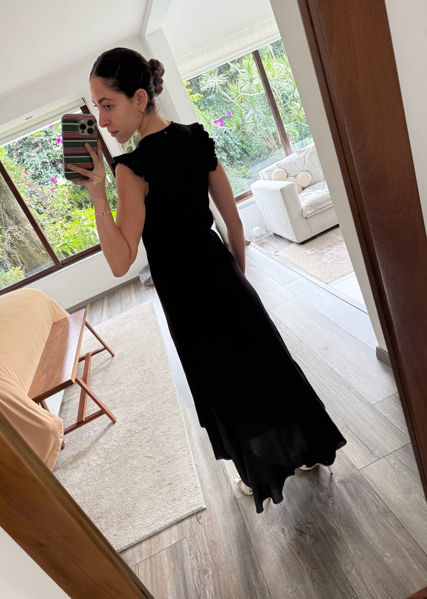 VESTIDO NEGRO CON ESCOTE