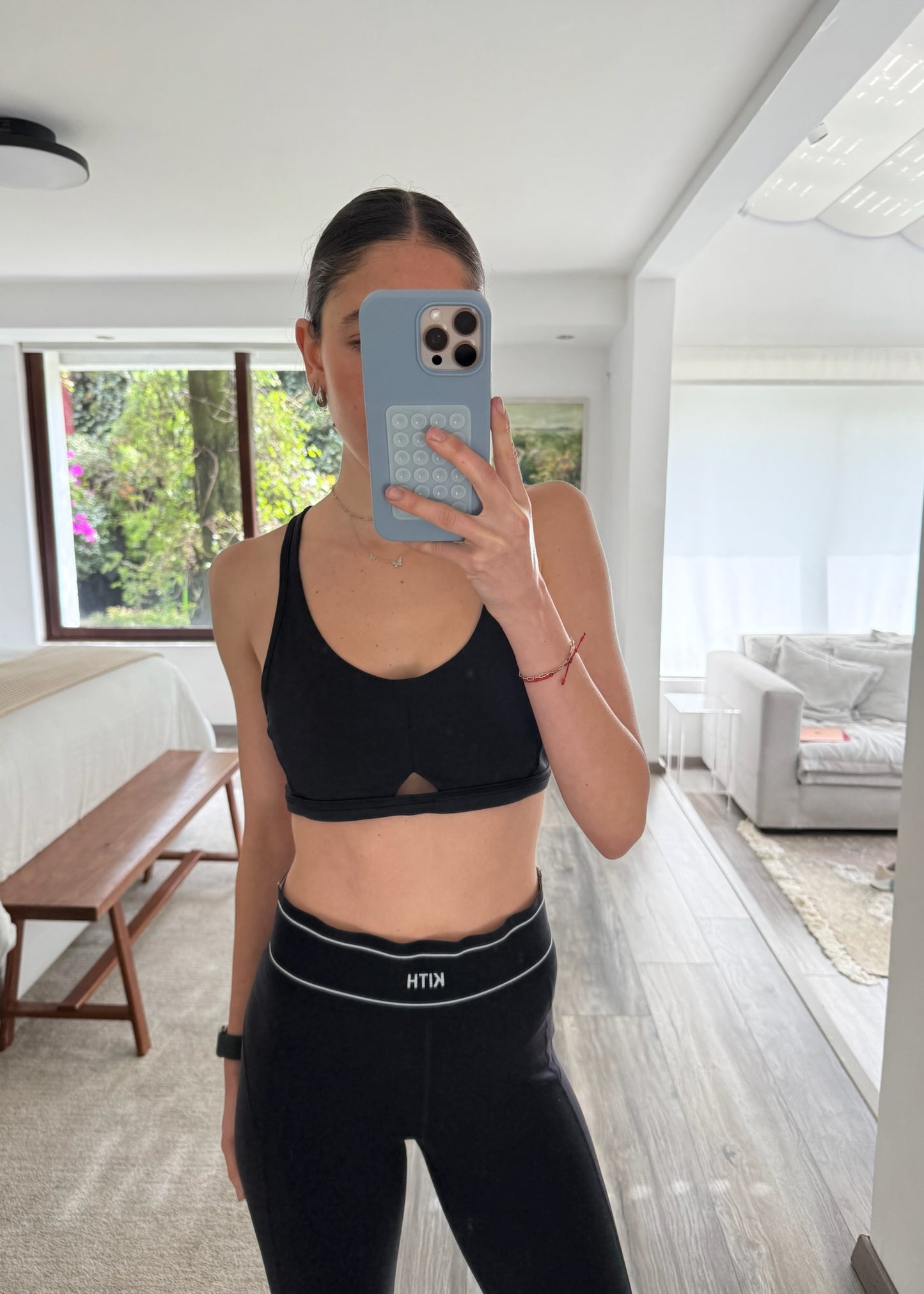 SPORTS BRA NEGRO CON CUT OUT