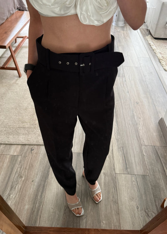 PANTALÓN HIGH RISE CON CINTURÓN