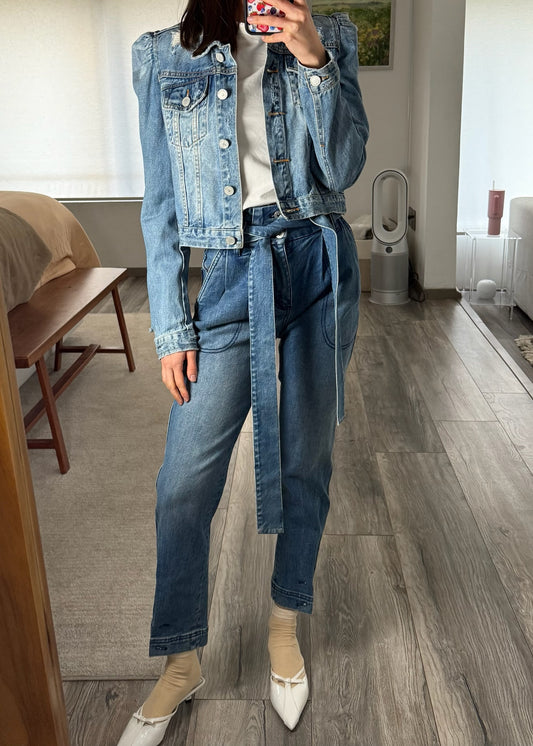 JEANS SUPER HIGH RISE CON CINTURÓN