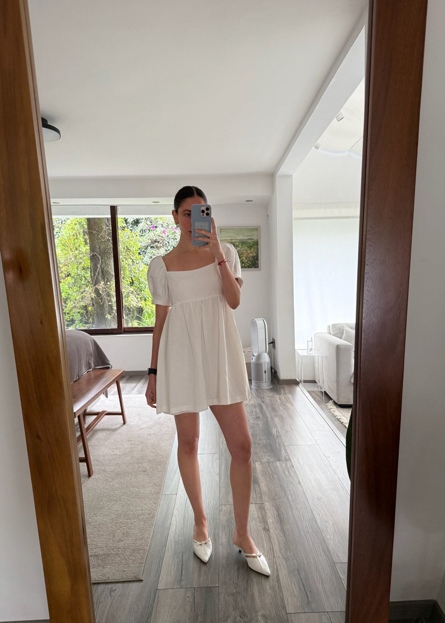 VESTIDO MINI CON MANGAS DE CAMPANA