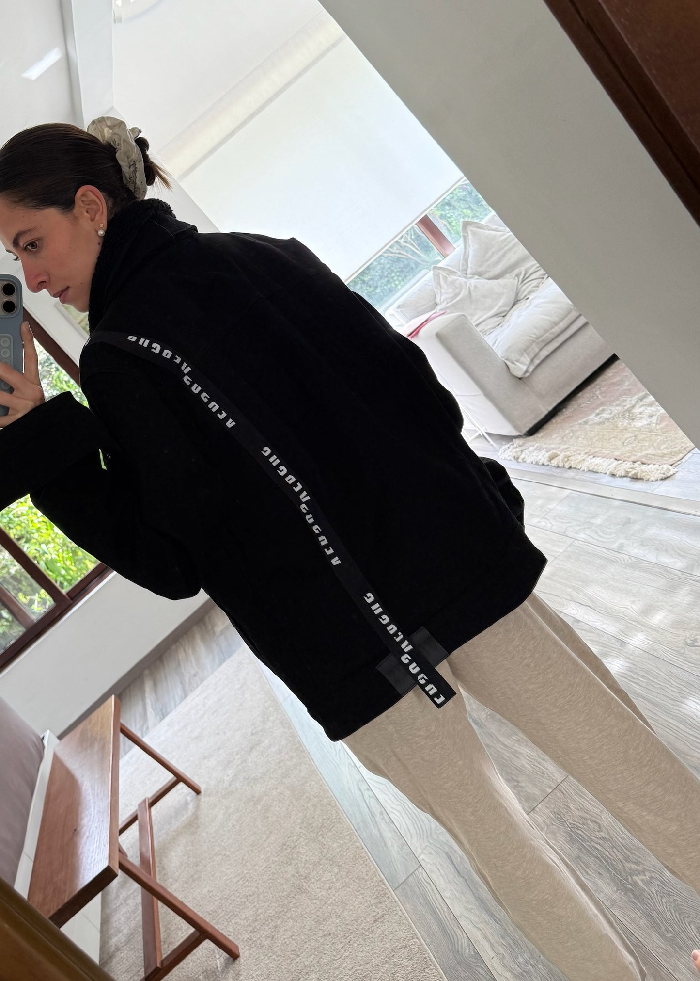 CHAMARRA DENIM NEGRA CON CUELLO FURRY