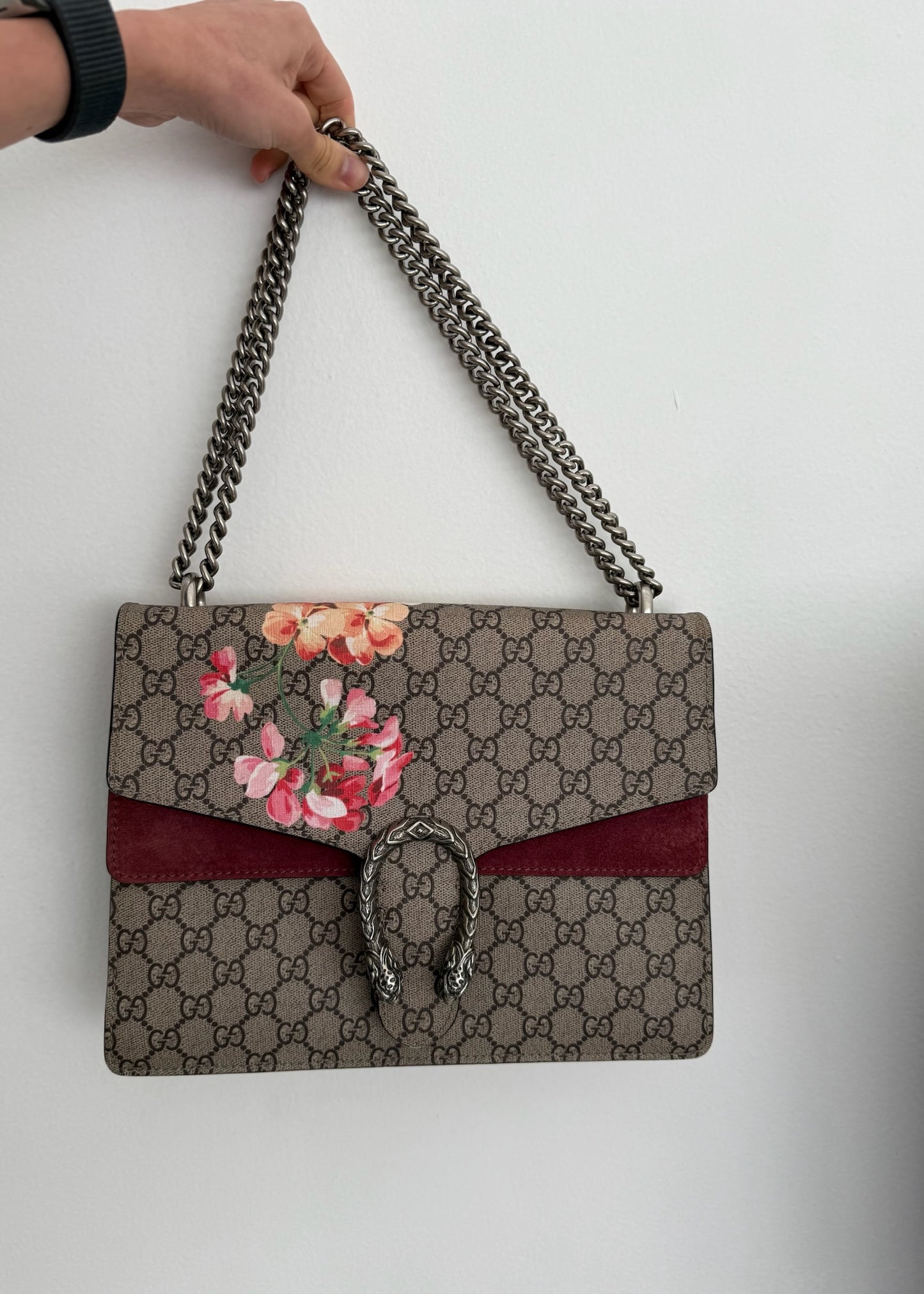 BOLSA CON LOGO Y FLORES