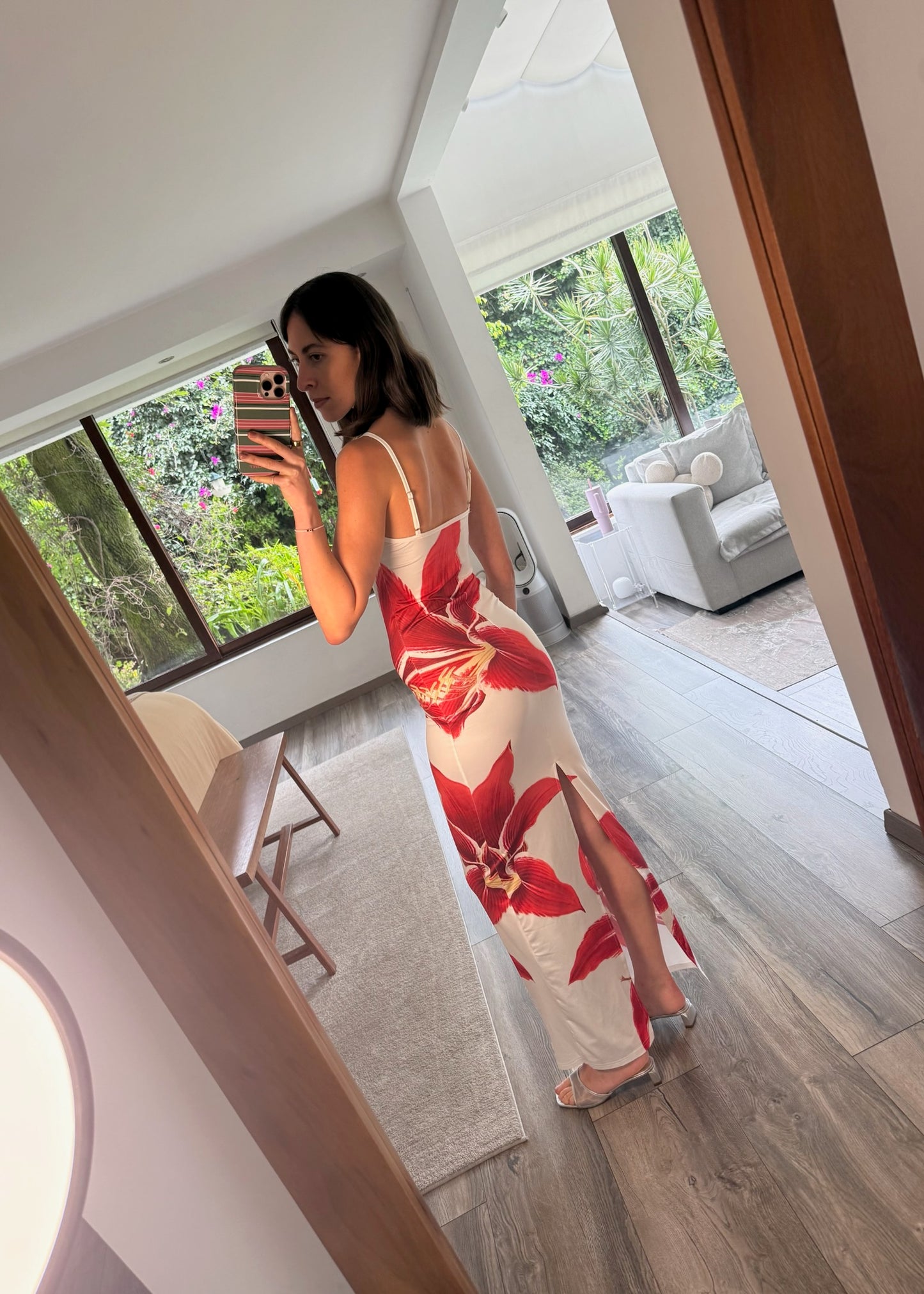VESTIDO SLIP CON FLOR ROJA