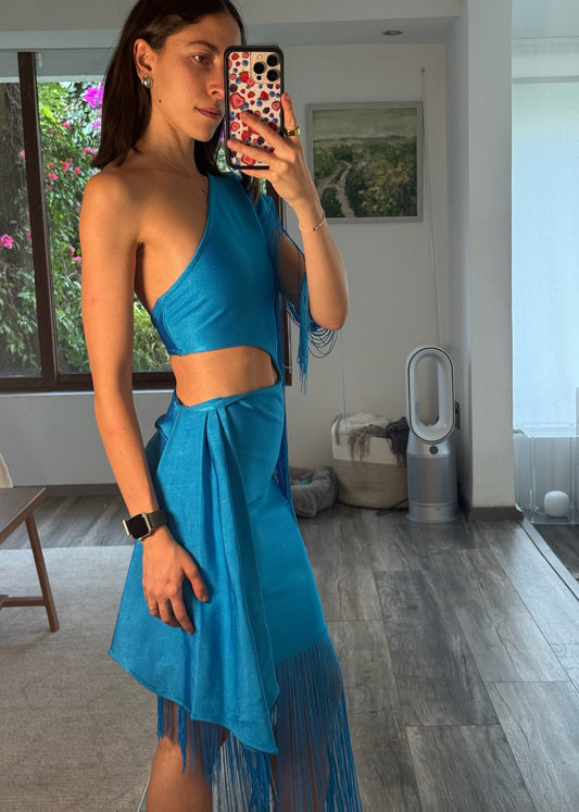 VESTIDO AZUL CON FLECOS Y CUT OUT