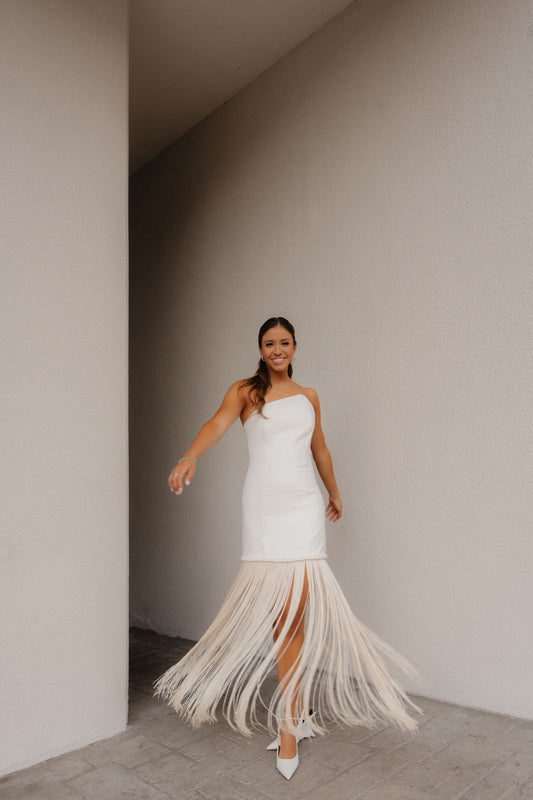 VESTIDO STRAPLESS CON FLECOS