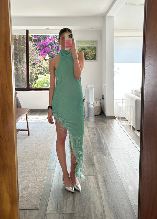 VESTIDO ASIMÉTRICO CON PLUMAS