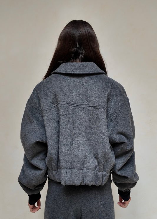 CHAMARRA BOMBER CROPPED GRIS OBSCURO