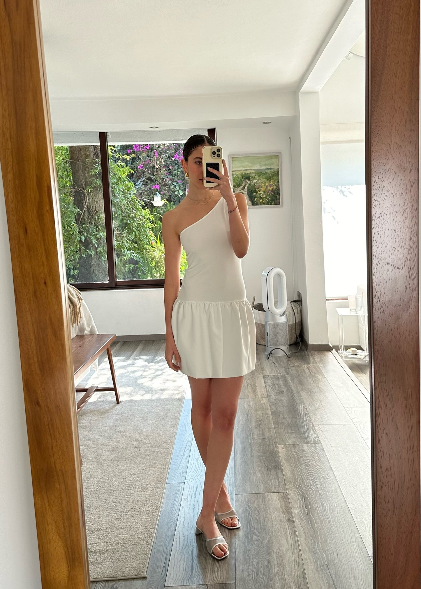 VESTIDO DE UN HOMBRO CON FALDA