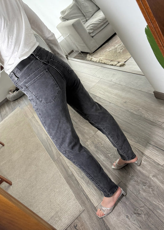 JEANS HIGH RISE NEGROS DESLAVDOS