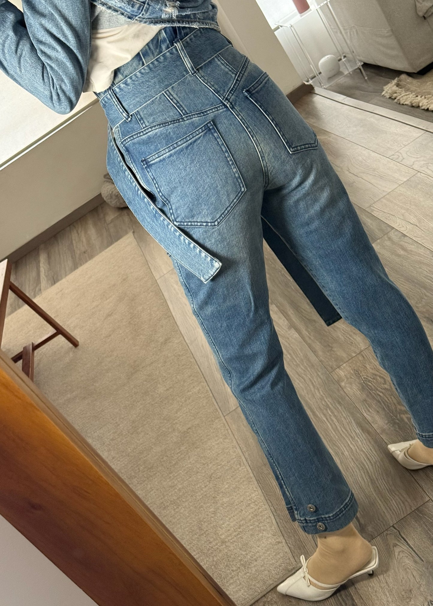 JEANS SUPER HIGH RISE CON CINTURÓN