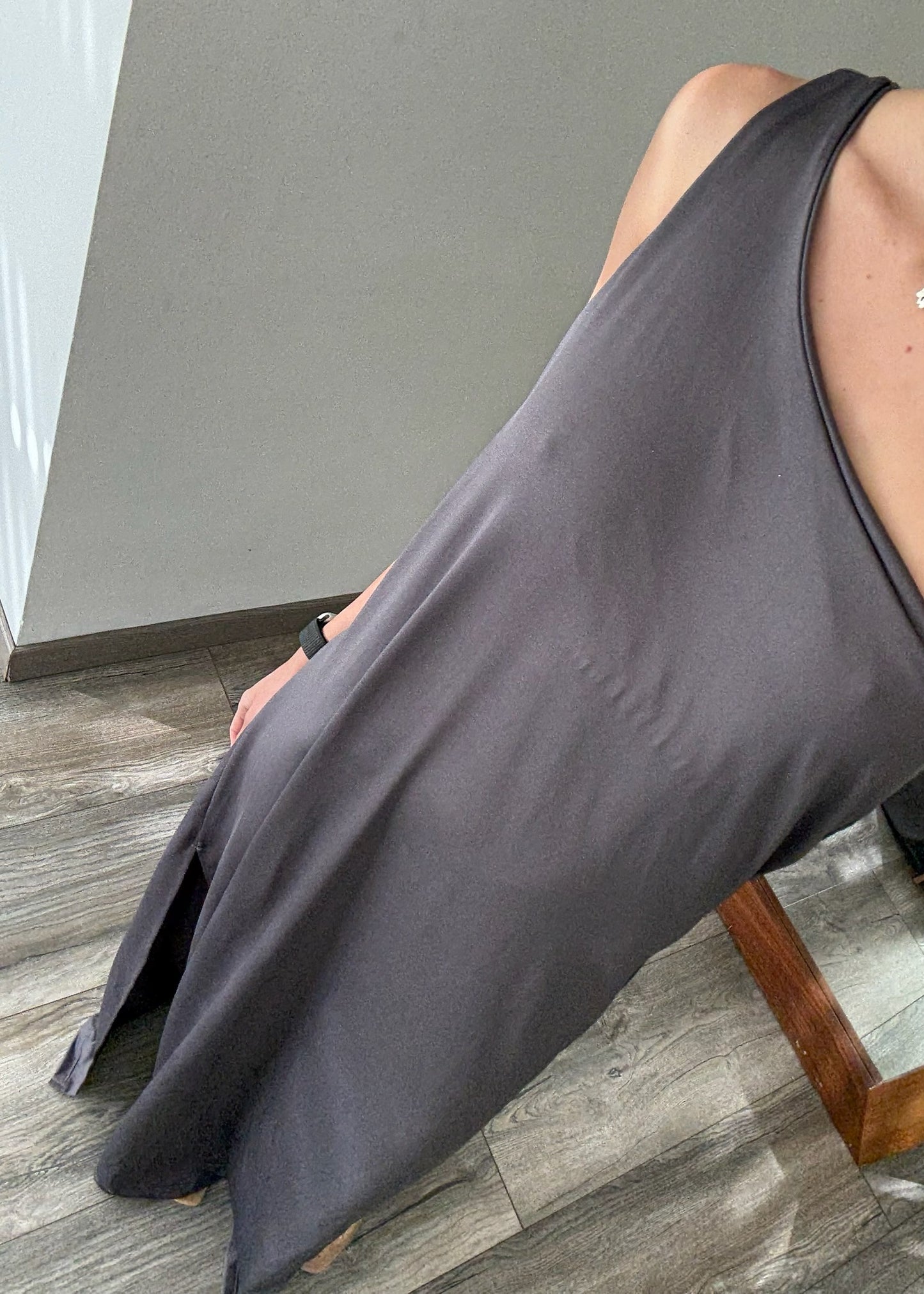 VESTIDO MAXI ONE SHOULDER GRIS