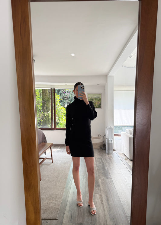 VESTIDO DE TIPO SUETER CON CUELLO ALTO