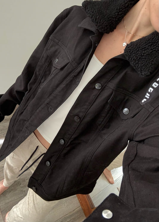 CHAMARRA DENIM NEGRA CON CUELLO FURRY