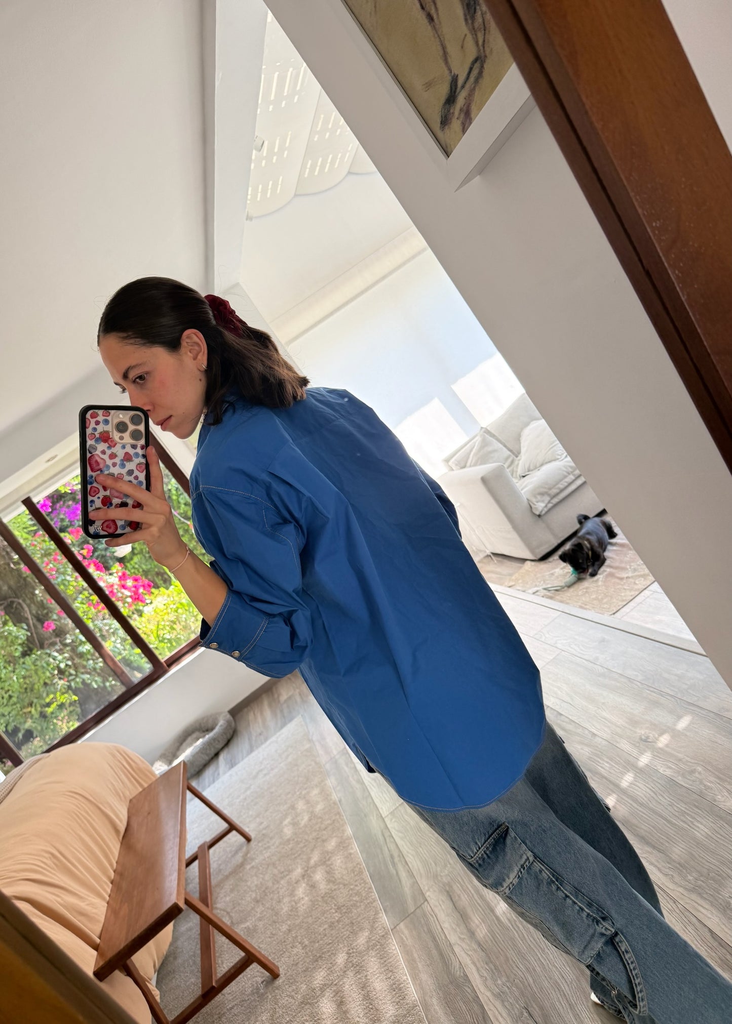 CAMISA AZUL CON COSTURAS VISIBLES