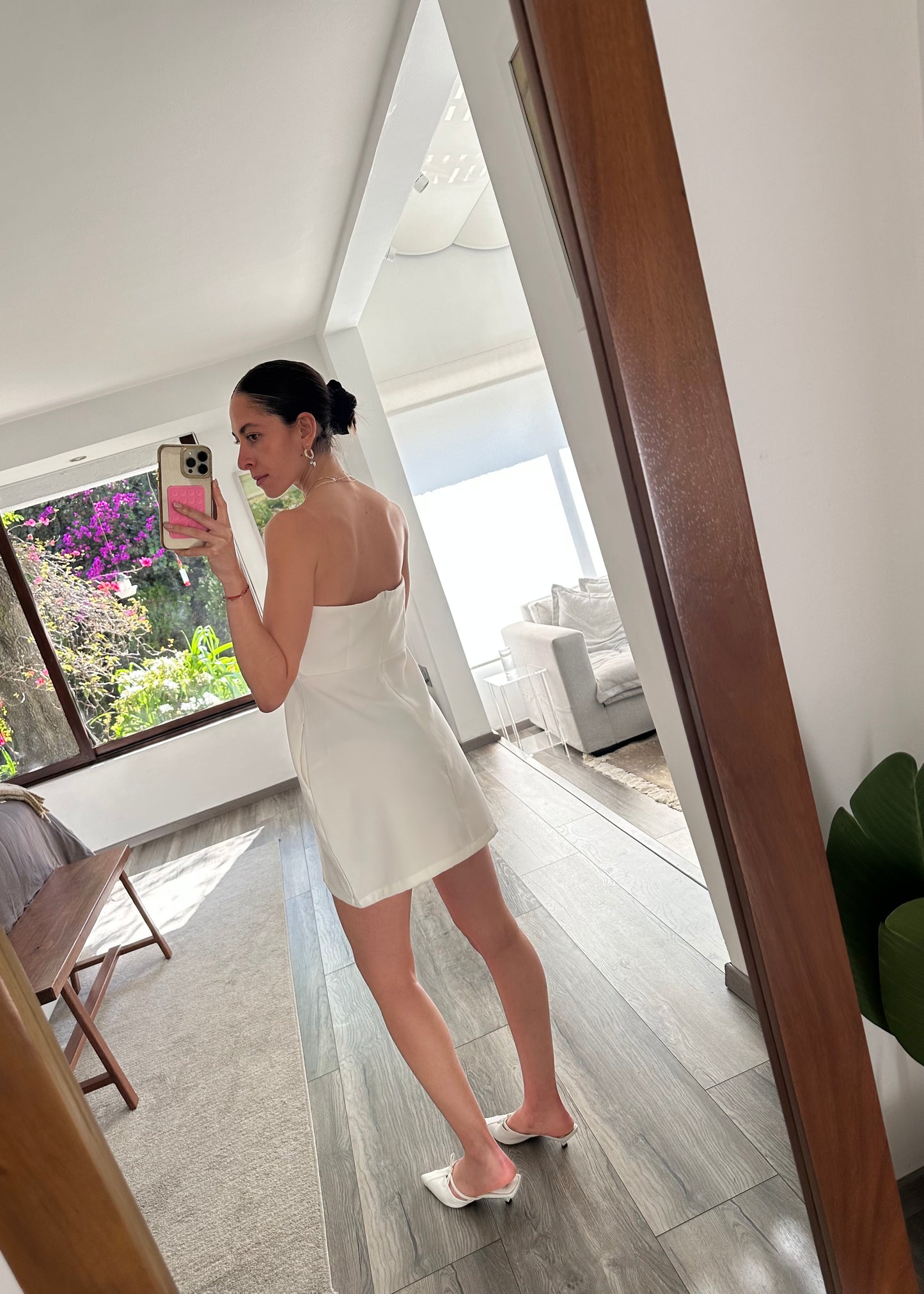 VESTIDO MINI STRAPLESS CON FLOR