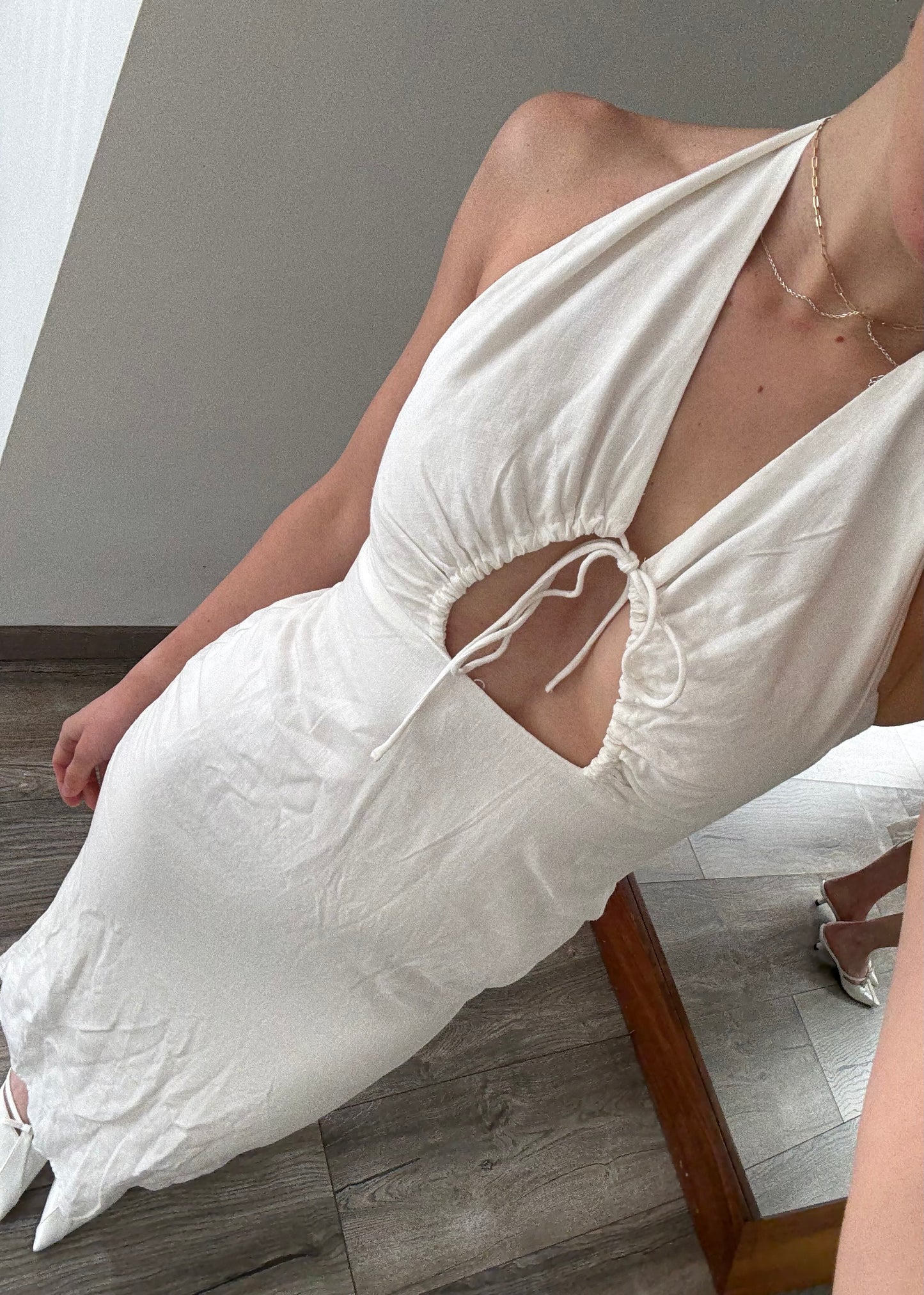 VESTIDO MIDI HALTER DE TIPO LINO