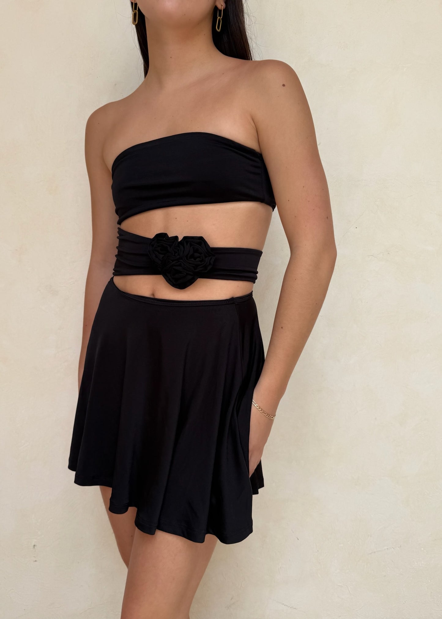 VESTIDO MINI CON CUT OUTS Y FLOR