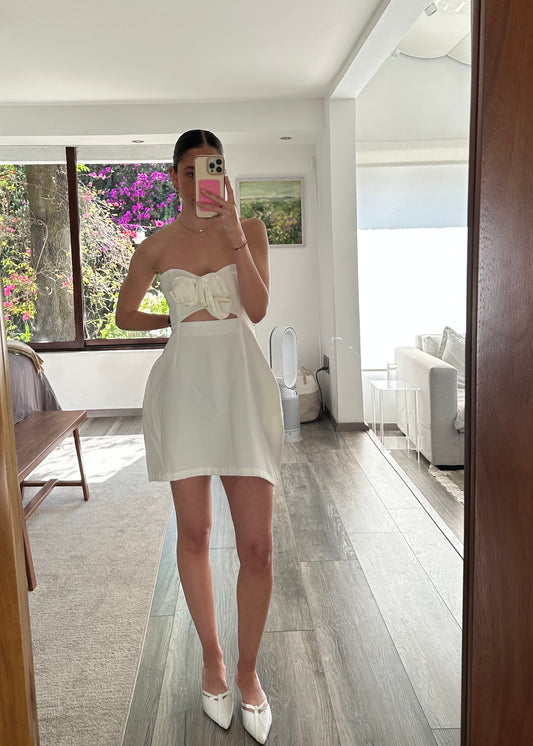 VESTIDO MINI STRAPLESS CON FLOR