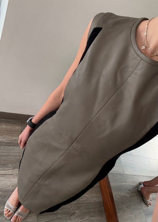 VESTIDO MIDI DE PIEL GRIS