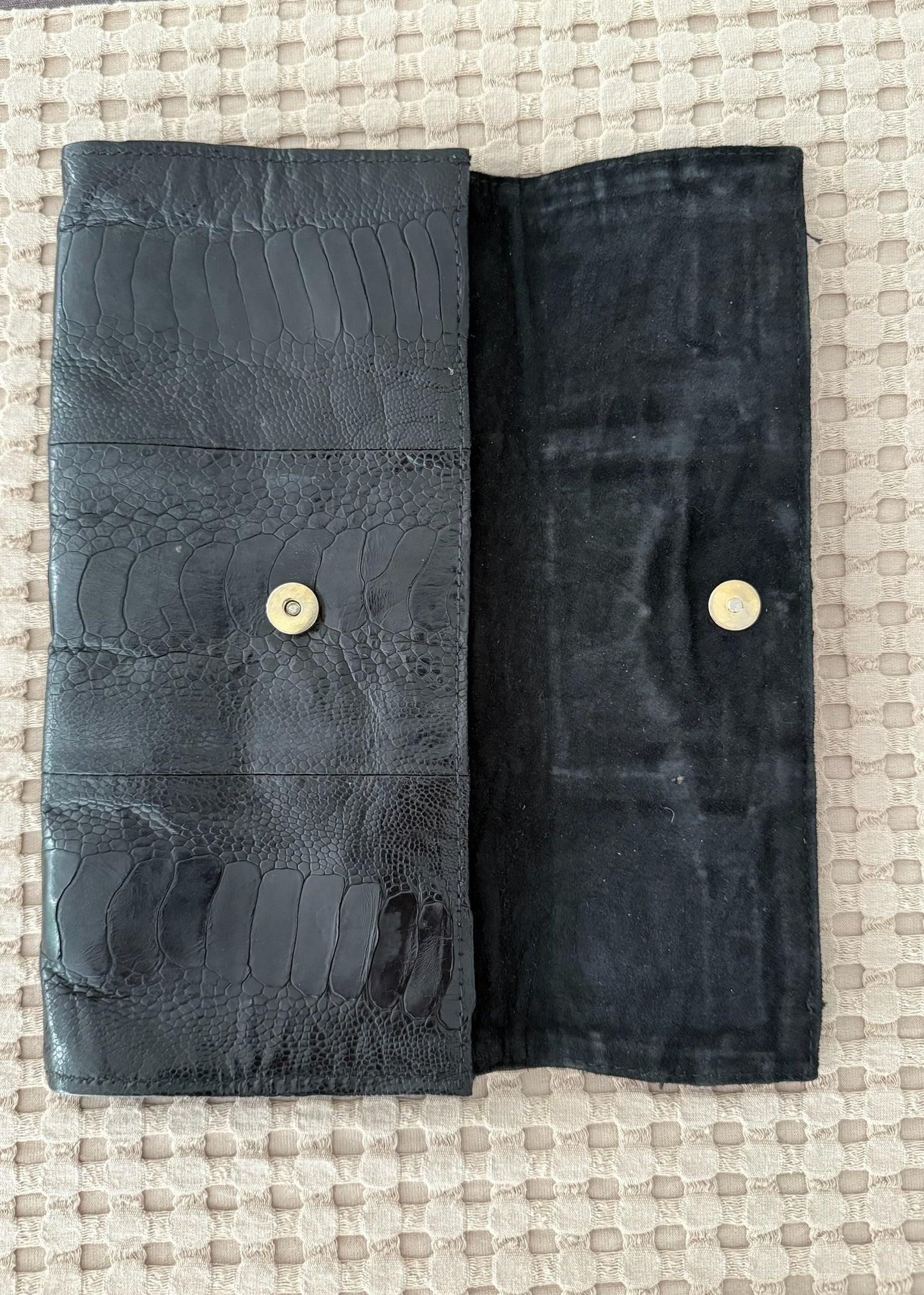 CLUTCH NEGRO CON TEXTURA SERPIENTE