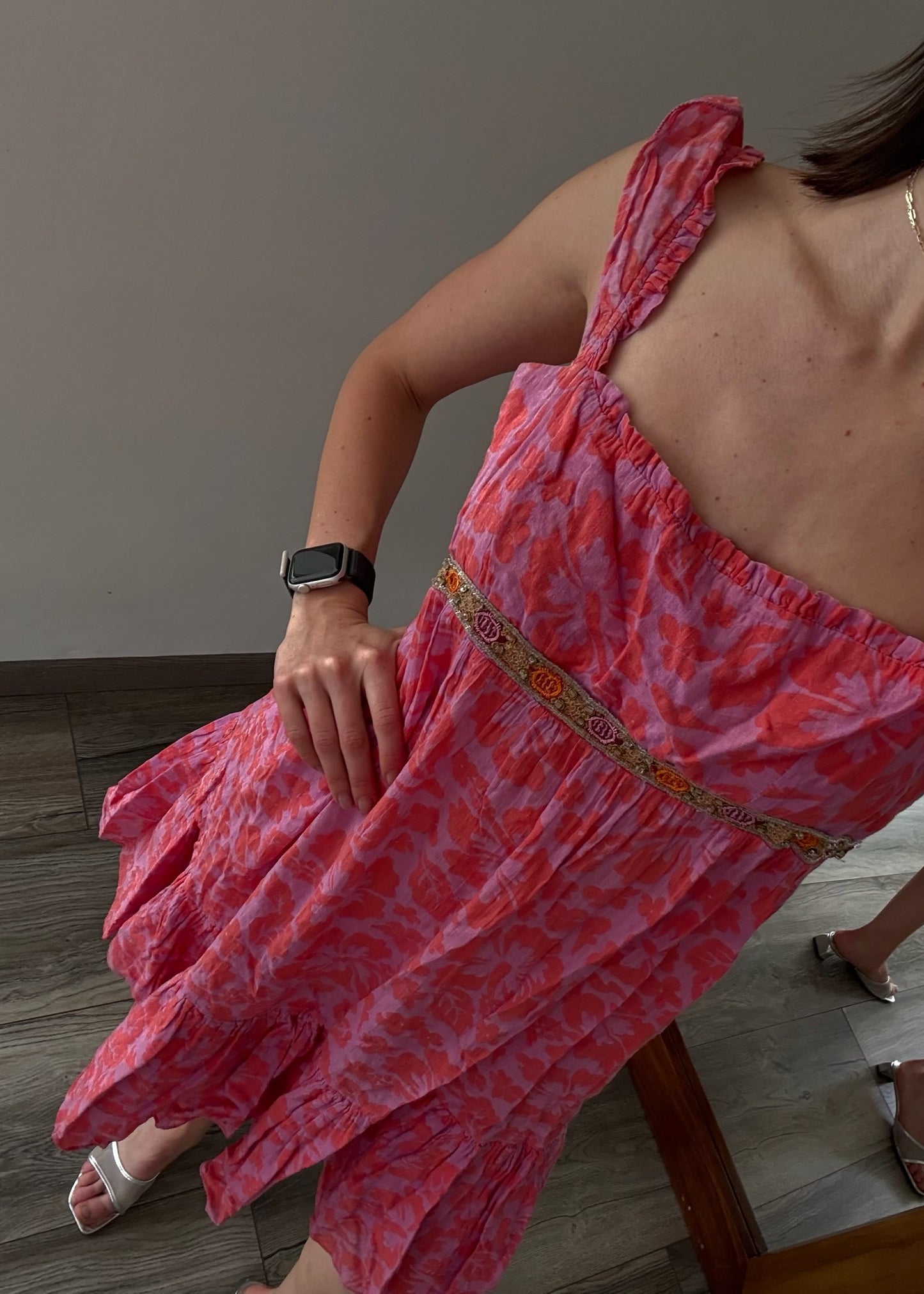 VESTIDO CON PRINT Y BORDADO ROSA
