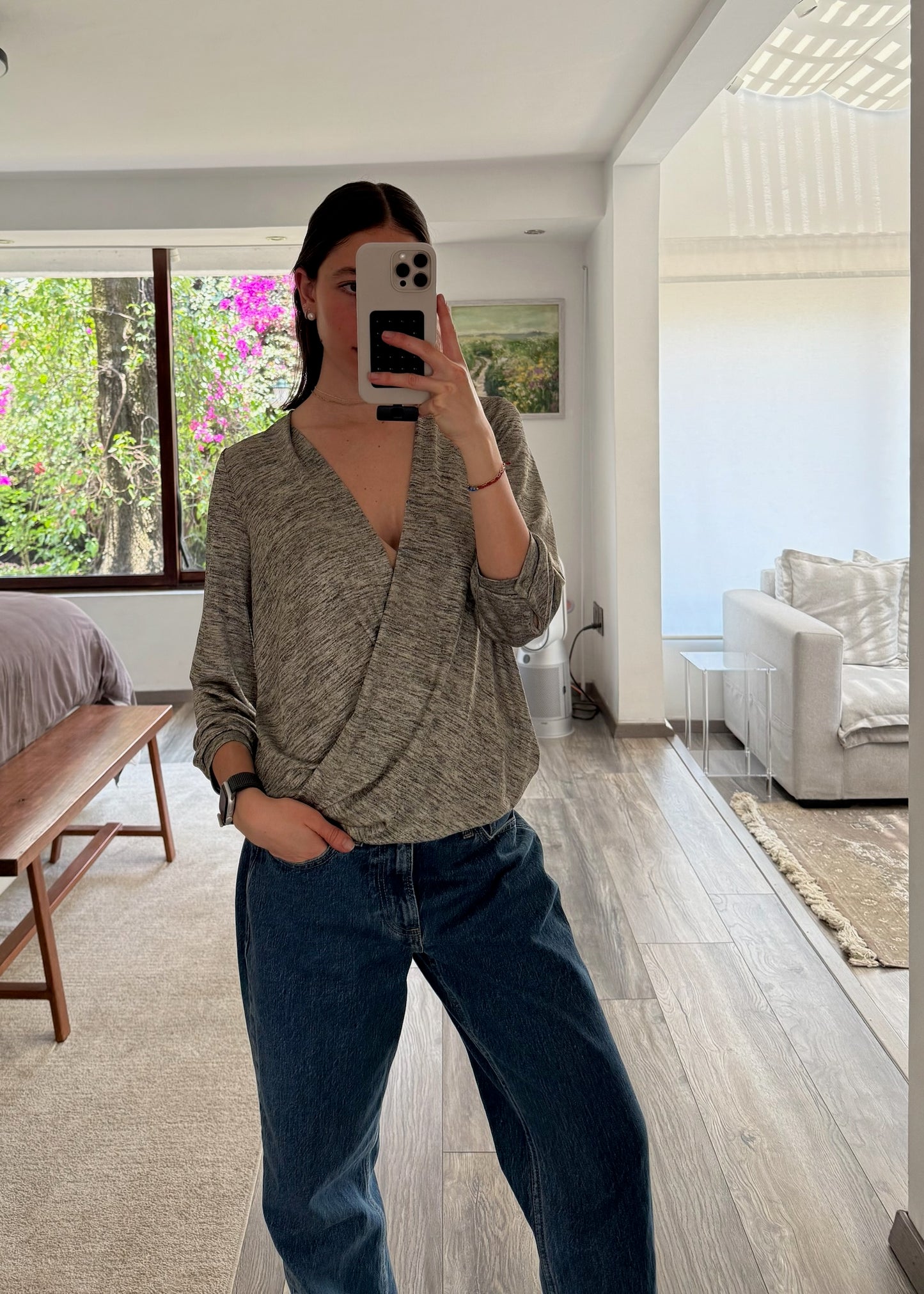BLUSA GRIS CON ESCOTE