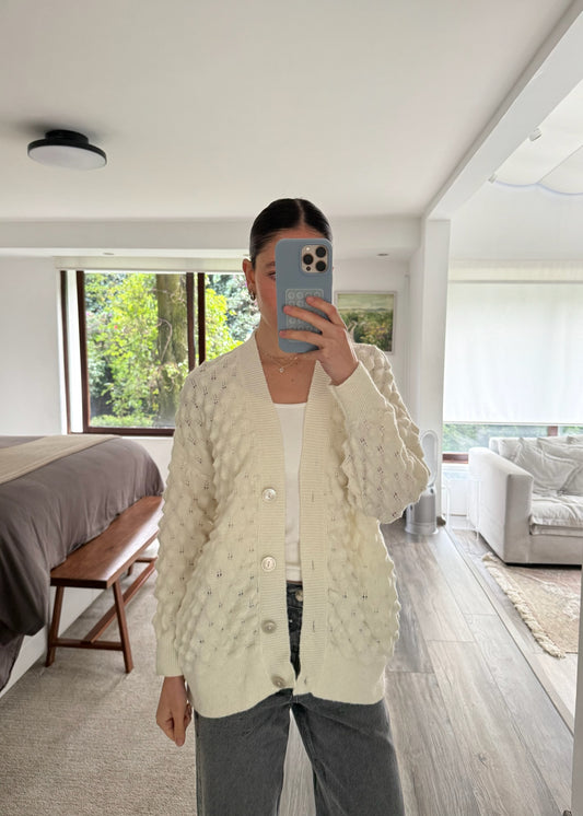 CARDIGAN BLANCO TEXTURIZADO CON HOYOS