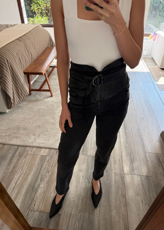 JEANS HIGH RISE CON CINTURÓN