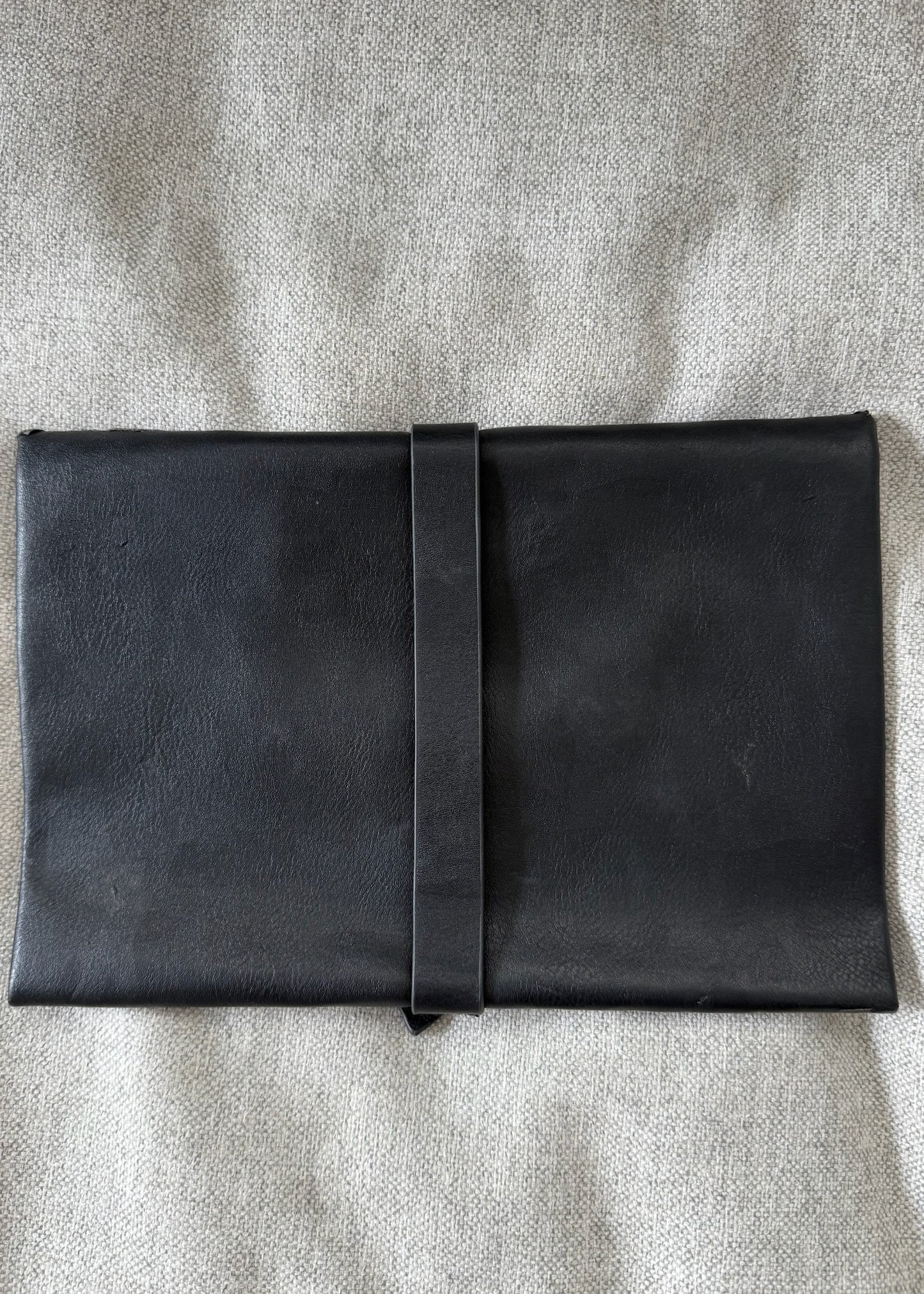 CLUTCH NEGRO CON TIPO CUARZO