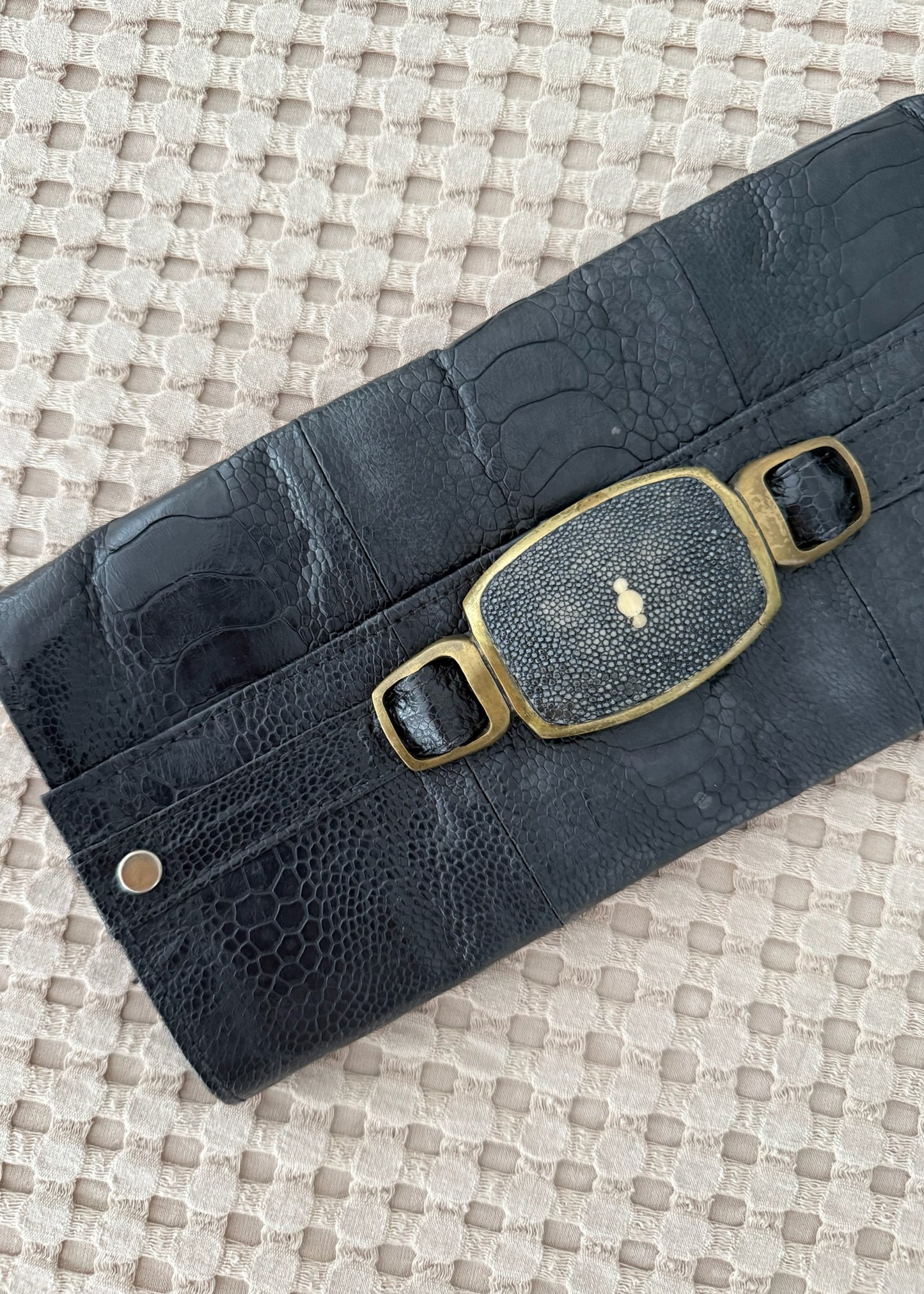 CLUTCH NEGRO CON TEXTURA SERPIENTE