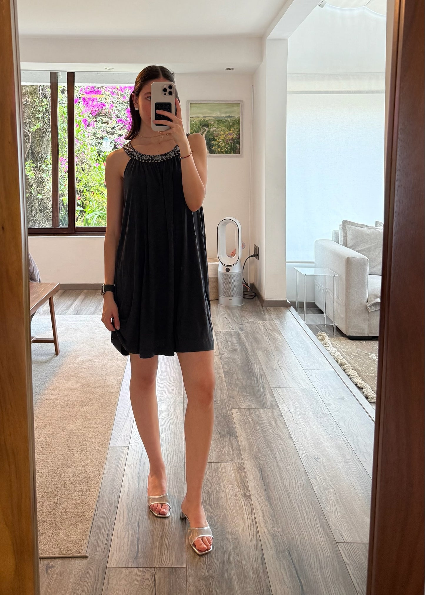 VESTIDO MINI CON CUELLO HALTER Y ESTOPEROLES