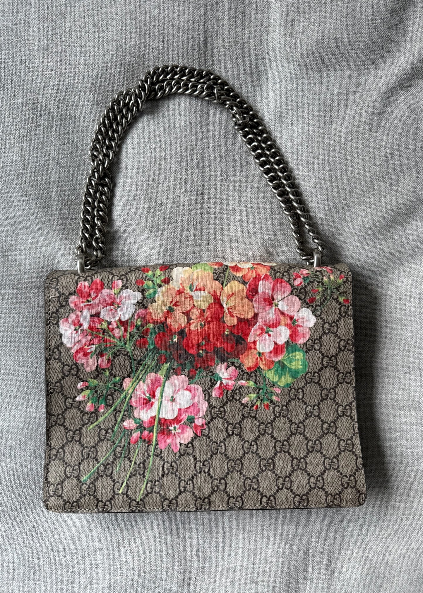 BOLSA CON LOGO Y FLORES