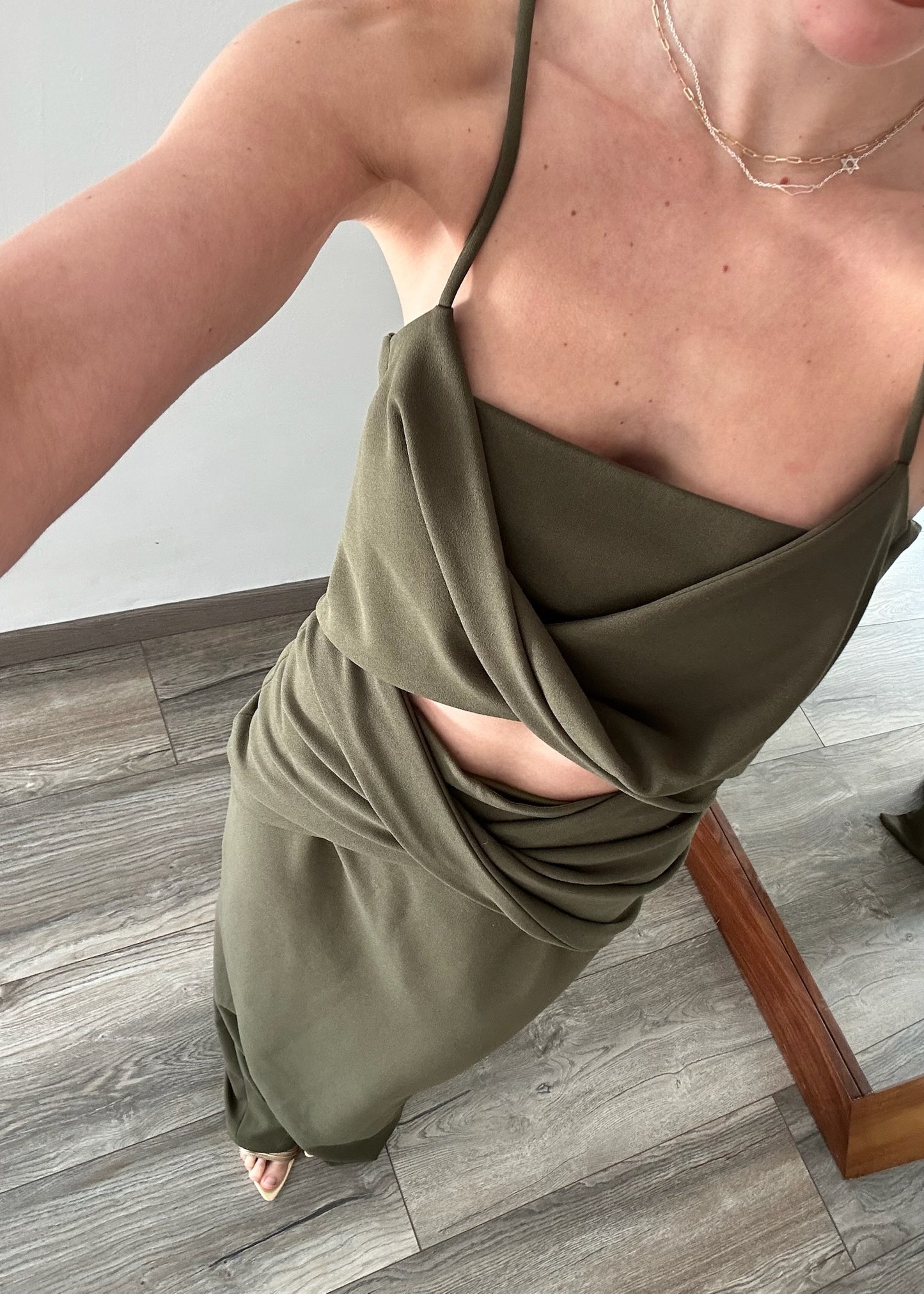 VESTIDO MAXI VERDE MILITAR CON CUT OUT