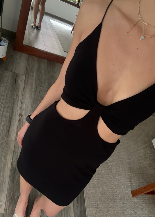 VESTIDO MINI NEGRO CON CUT OUT
