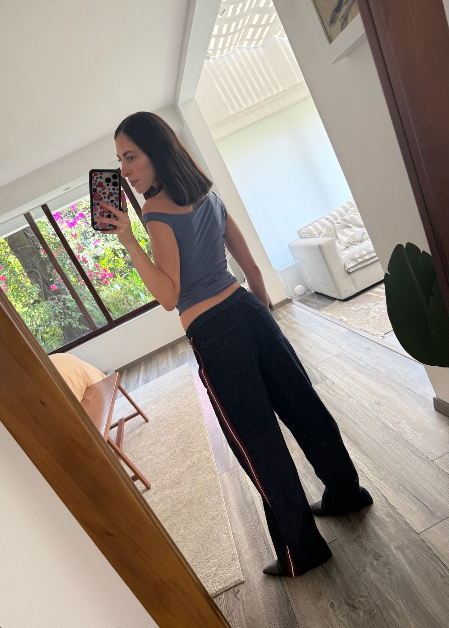 JEANS CON RESORTE Y LÍNEAS ROJAS