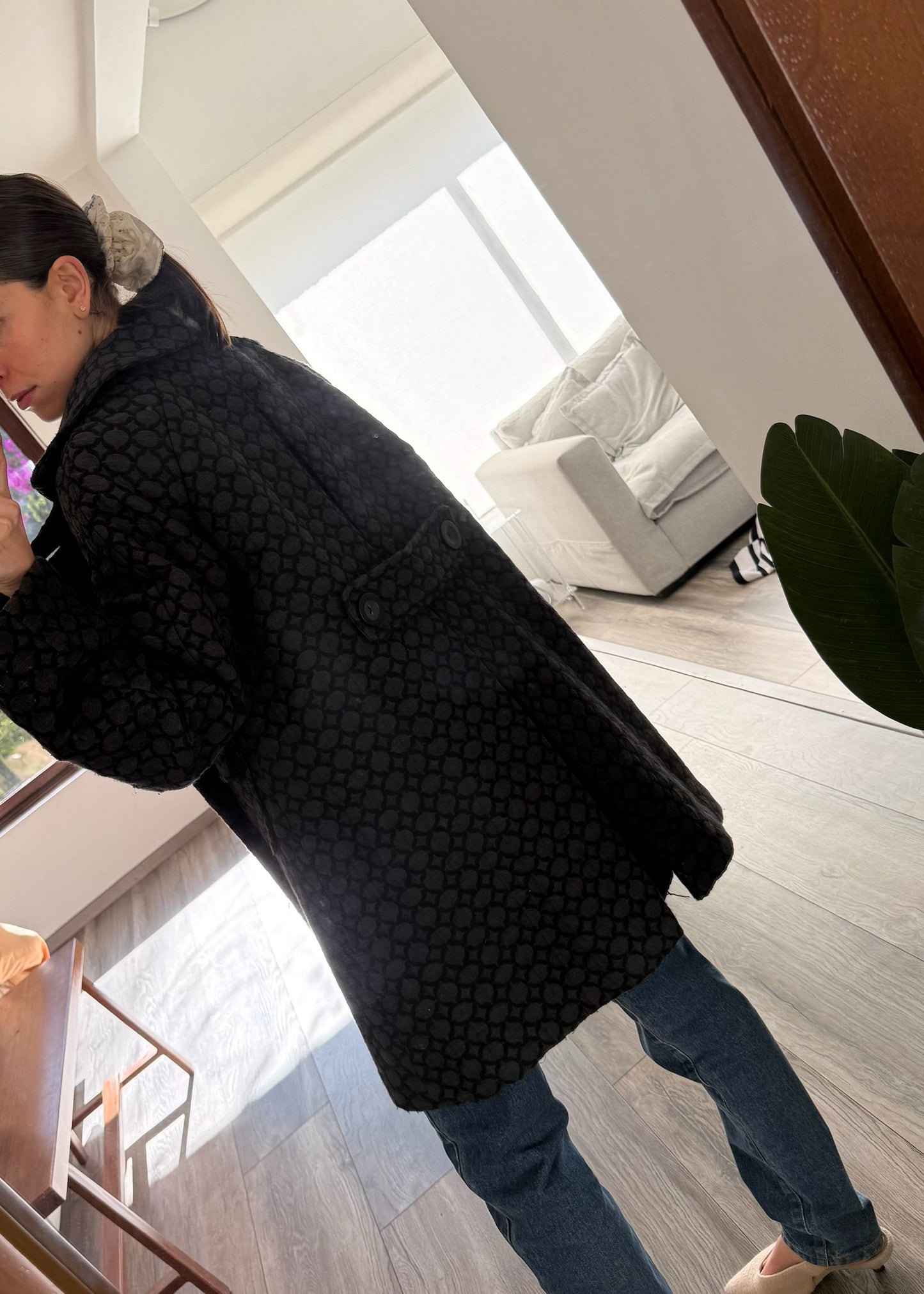 ABRIGO NEGRO CON PRINT