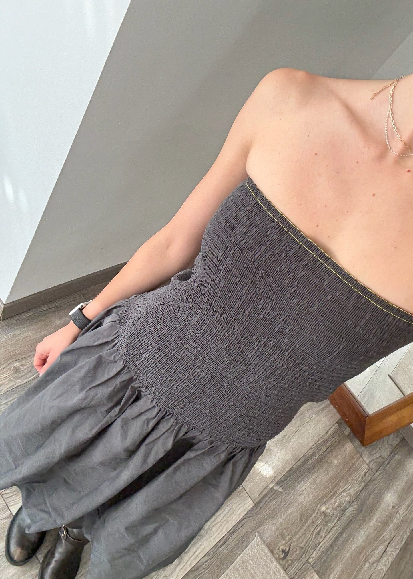 VESTIDO STRAPLESS RUCHED GRIS