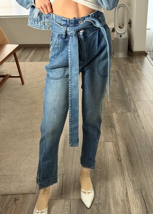 JEANS SUPER HIGH RISE CON CINTURÓN