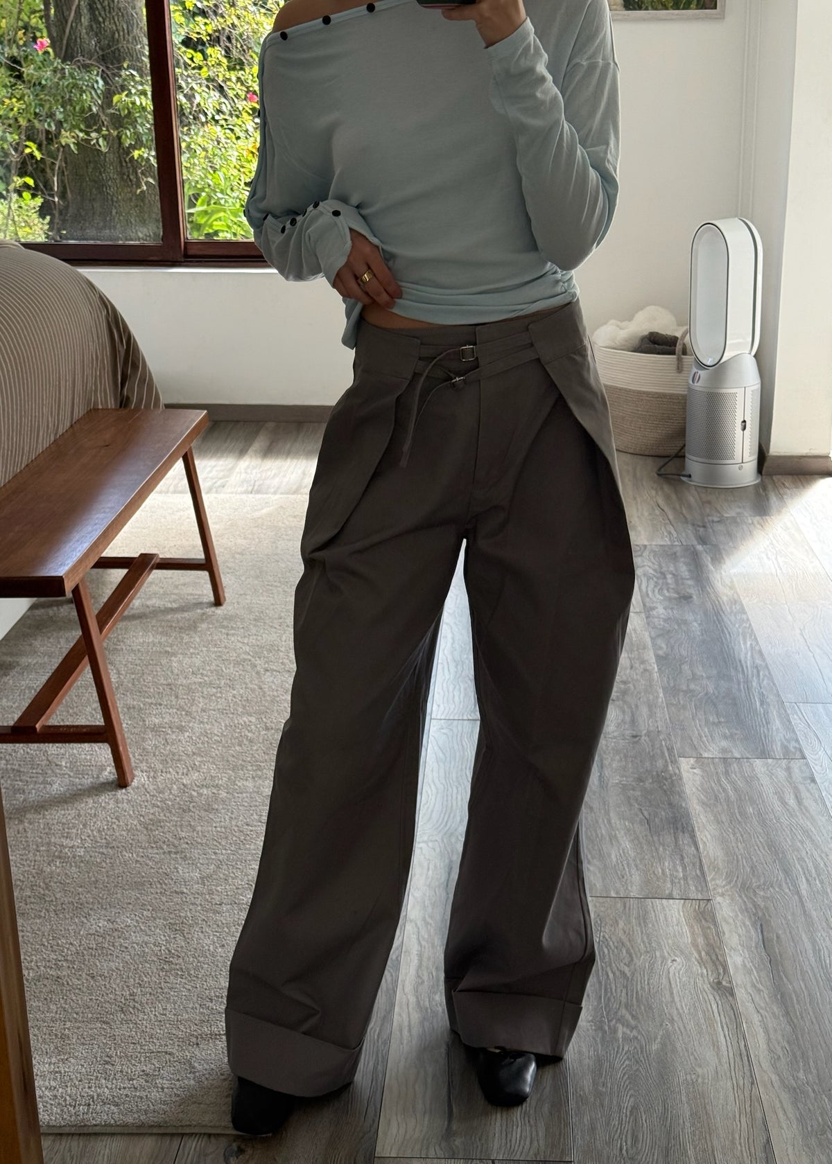 PANTALÓN GRIS CON DOBLE CINTURÓN