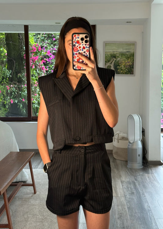 SET PINSTRIPED SHORT Y CHALECO