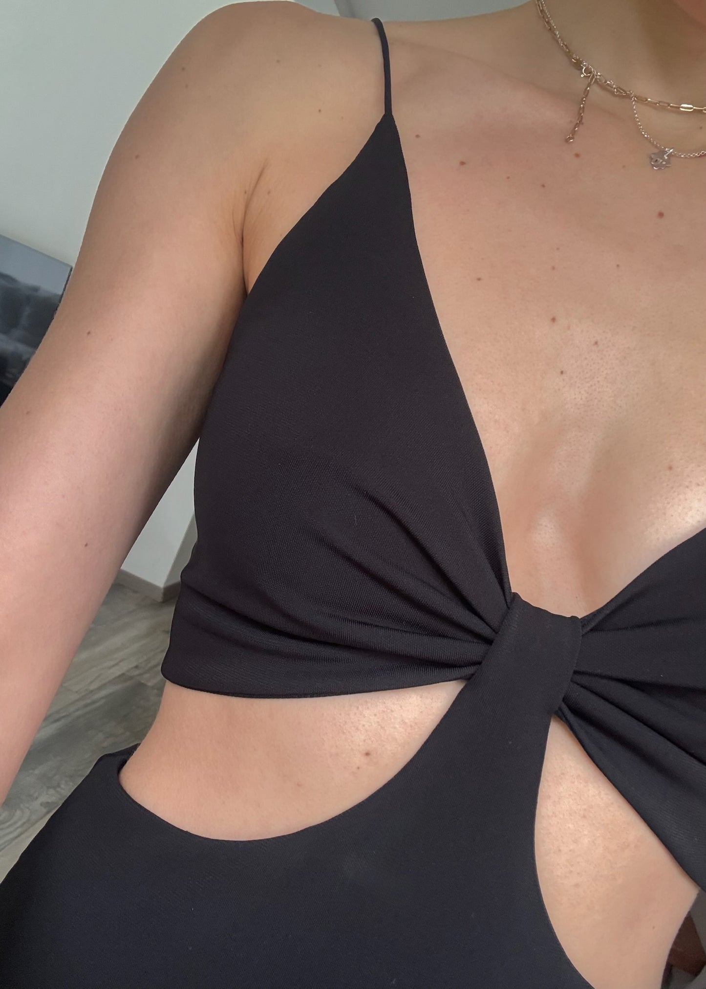 VESTIDO MINI NEGRO CON CUT OUT