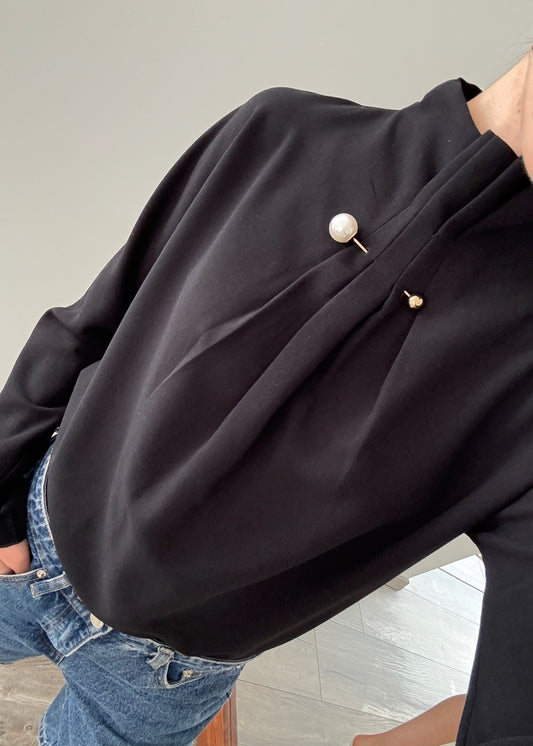 BLUSA NEGRA CON PERLA