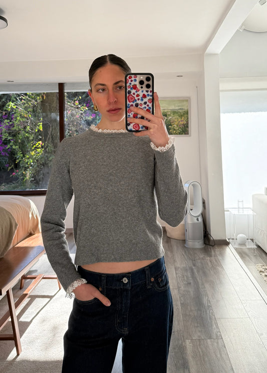 SUÉTER GRIS CON ENCAJE EN CUELLO Y MANGAS