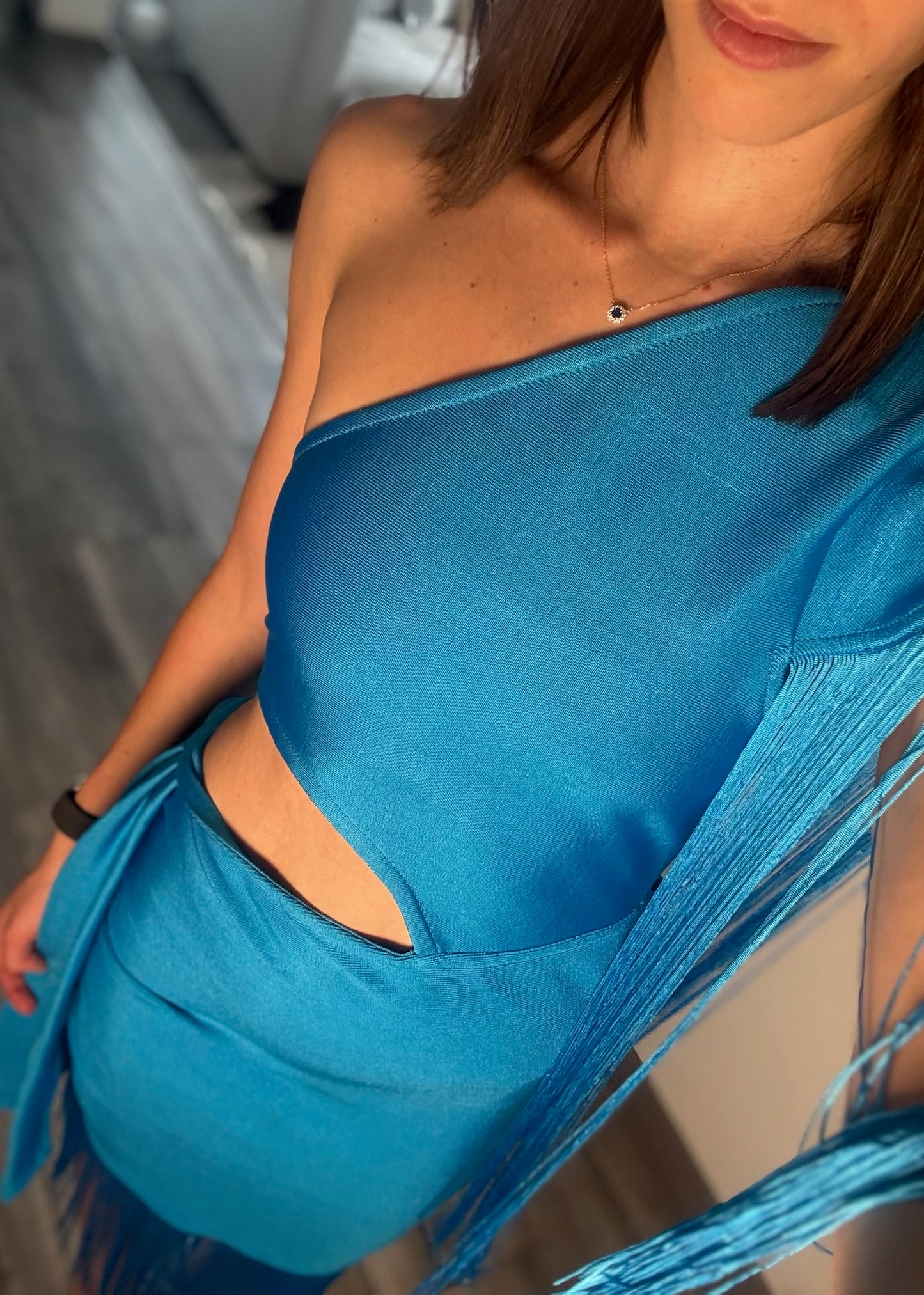 VESTIDO AZUL CON FLECOS Y CUT OUT